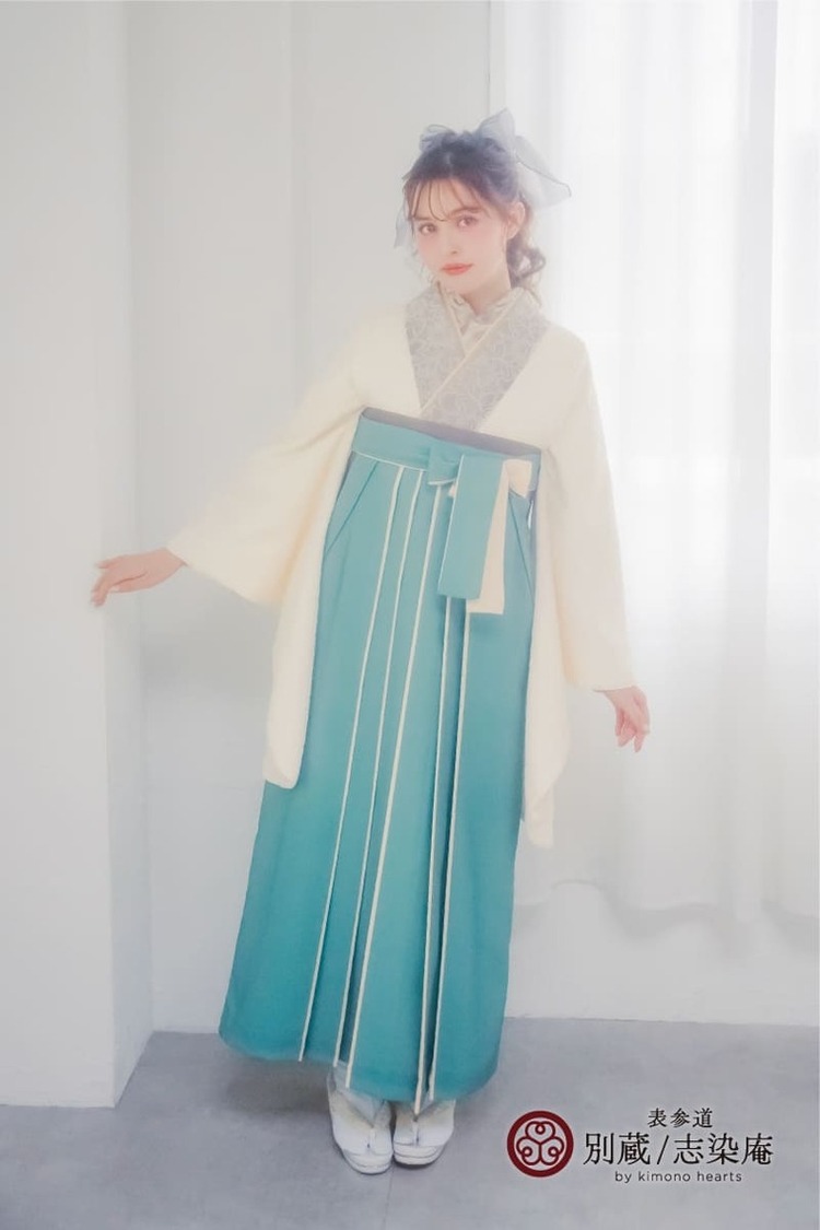 白と水色の卒業式袴コーデ　加藤ナナ　【ハカマ】キモノ:NBEN-2 ハカマ:WK-P3 卒業式の袴レンタル 別蔵  表参道 志染庵