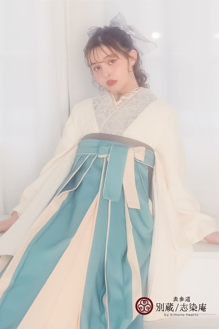 白と水色の卒業式袴コーデ　加藤ナナ　【ハカマ】キモノ:NBEN-2 ハカマ:WK-P3 卒業式の袴レンタル 別蔵  表参道 志染庵
