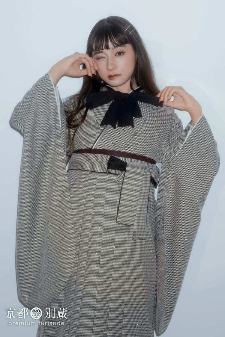 モノトーンの千鳥格子（ハウンドトゥース）の二尺袖と袴。京都別蔵　五条別蔵　横浜別蔵　ハカマ　卒業式　