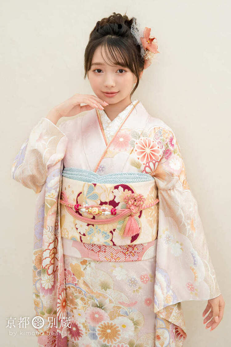 CO-143　本間愛波　ベビーピンク　赤紫　菊　牡丹　桜　雲取り　手毬　松　振袖　成人の日　成人式　京都別蔵　横浜別蔵　表参道志染庵