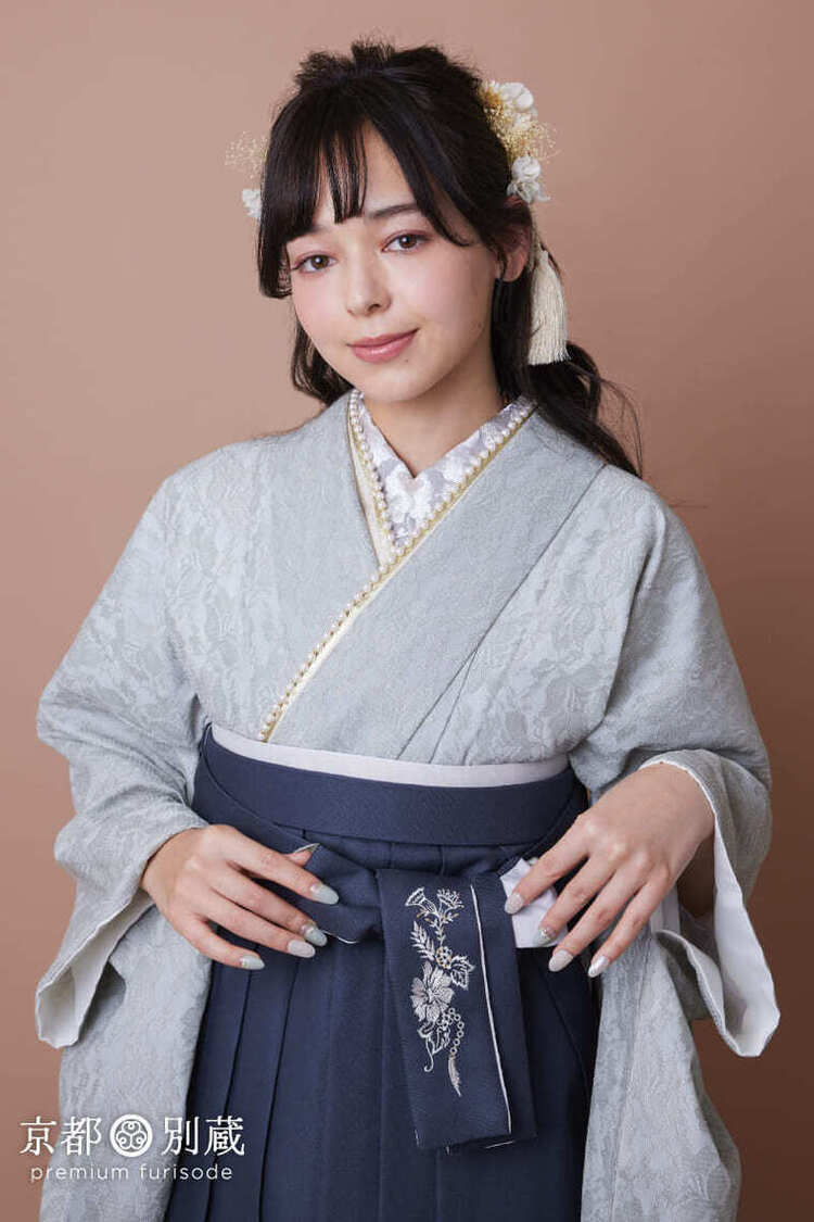 レースの二尺袖と紺色の卒業袴　世良マリカ着用