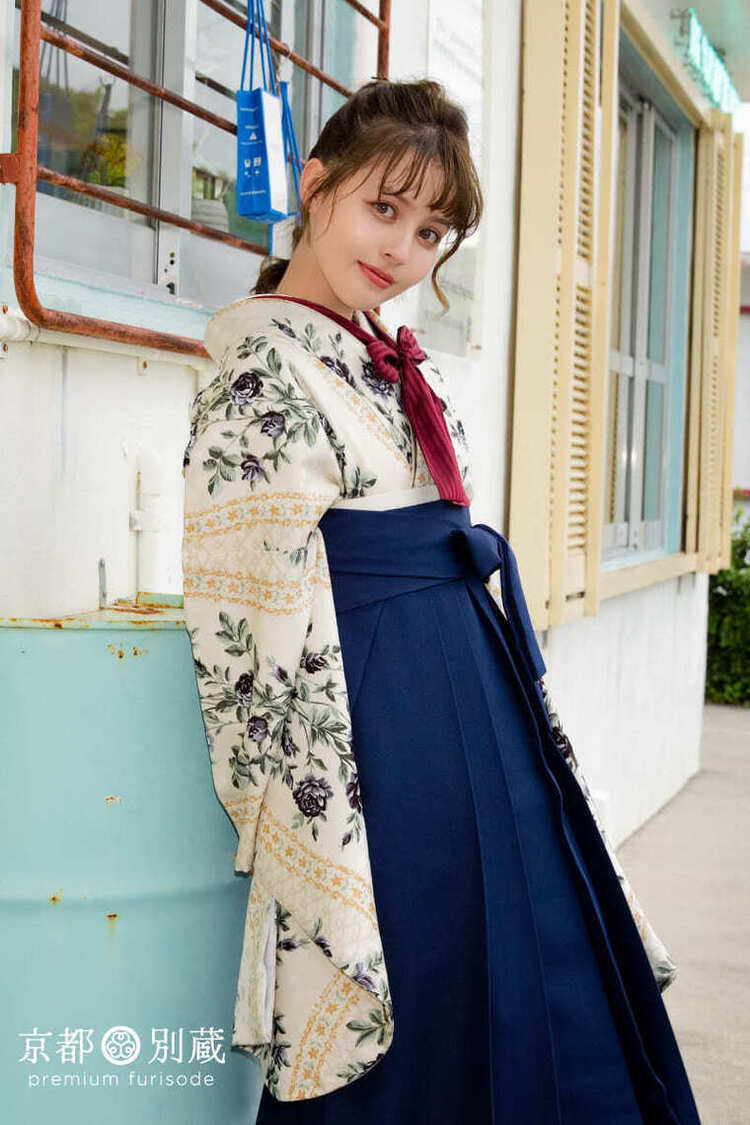 卒業式は可憐な袴スタイルで。アンティークローズ柄の白い二尺袖（NKH362）と白のラインが入った紺袴をコーディネート。加藤ナナ