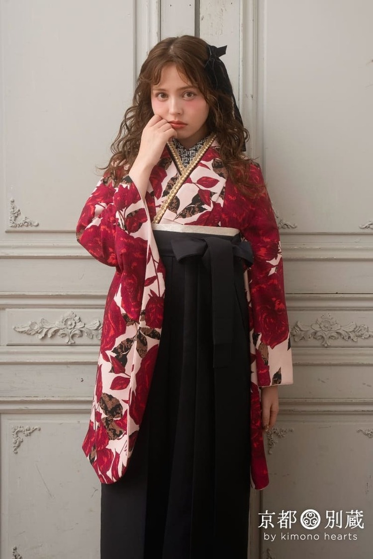NKH-138：黒袴 薔薇柄・ピンク色の洋風デザインの二尺袖×黒の袴。 加藤ナナ 卒業式の袴レンタル 京都 別蔵 横浜 五条 表参道 志染庵