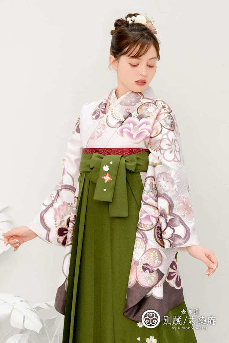 梅柄の白い二尺袖と刺繍入り抹茶色の袴　加藤ナナ【ハカマ】キモノ:N-KT1　ハカマ:抹茶七宝 卒業式の袴レンタル 別蔵  表参道 志染庵