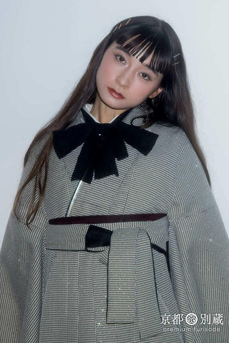 モノトーンの千鳥格子（ハウンドトゥース）の二尺袖と袴。京都別蔵　五条別蔵　横浜別蔵　ハカマ　卒業式　