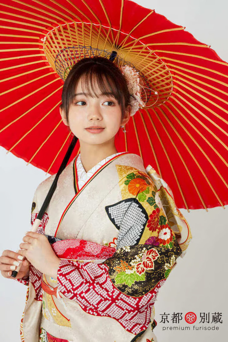 CO-103　本間愛波　白　菊　松　亀甲　七宝繋ぎ　振袖　成人の日　成人式　京都別蔵　横浜別蔵　表参道志染庵