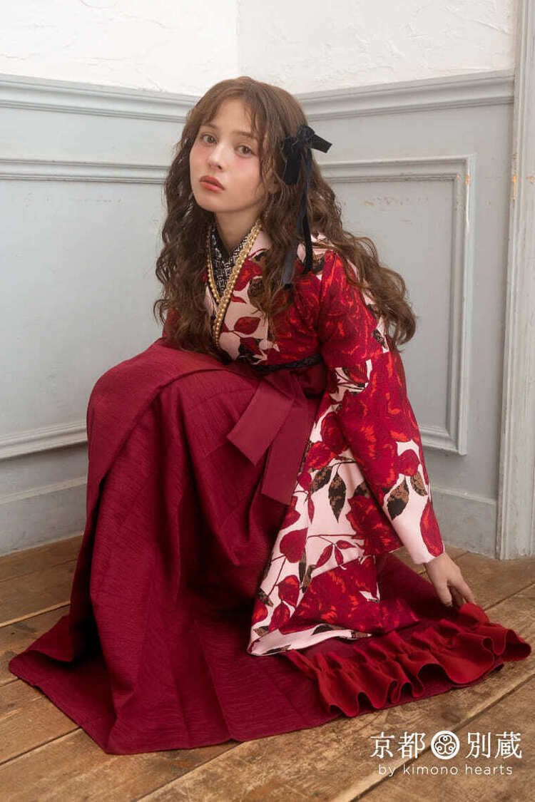 【ハカマ】NKH-138：RH-99 ピンク地に赤い薔薇が舞う二尺袖にフリル付きの赤い袴を合わせたとってもかわいい卒業式の装い 加藤ナナ 卒業式の袴レンタル 京都 別蔵 横浜 五条 表参道 志染庵