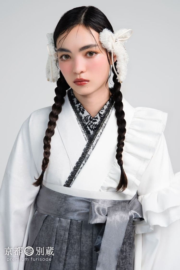 白　グレー　モノトーン　フリル　洋風　ヴィラットあやめ　【卒業式の袴レンタル】【京都五条別蔵】 【横浜別蔵】 【表参道志染庵】　袴　卒業式　卒業袴　ハカマに　NMR-3 WK-111