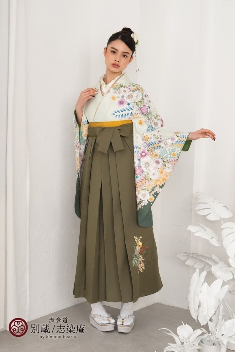 花柄の白い二尺袖にオリーブグリーンの袴　ブリッジマン遊七 【ハカマ】キモノ:N-KT4　ハカマ:NI-MZ1 卒業式の袴レンタル 別蔵  表参道 志染庵