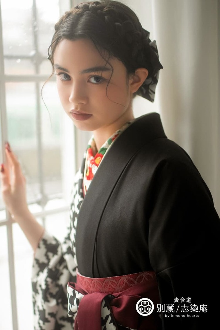 千鳥格子の二尺袖とえんじ色の卒業袴　加藤ナナ着用