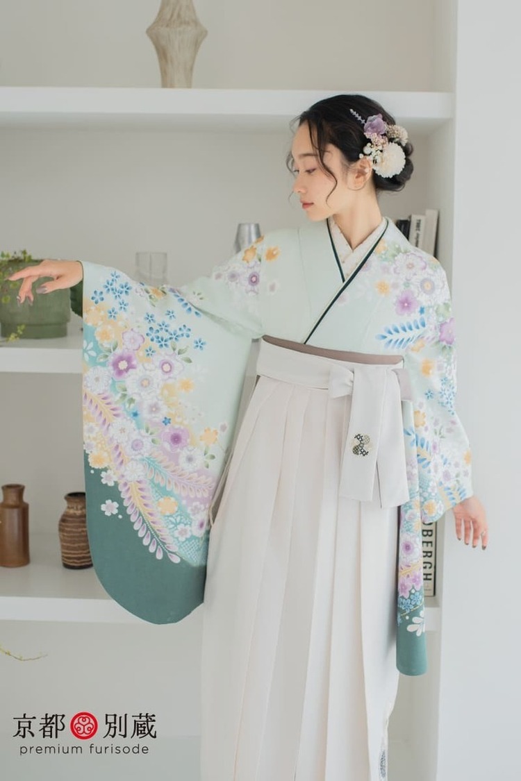 花が舞う水色の二尺袖に刺繍の袴をコーディネート　卒業式　