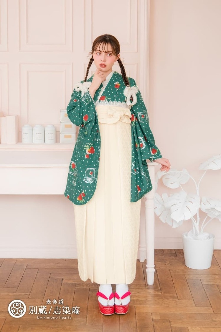 いちご柄の緑の二尺袖に白の袴を合わせた可憐な卒業式のコーデ 加藤ナナ 【ハカマ】キモノ:NKH-394　ハカマ:MTH-3 卒業式の袴レンタル 別蔵  表参道 志染庵