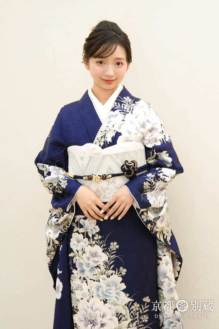 CO-130　本間愛波　黒　濃紺　牡丹　大花　振袖　七宝繋ぎ　成人の日　成人式　二十歳の集い