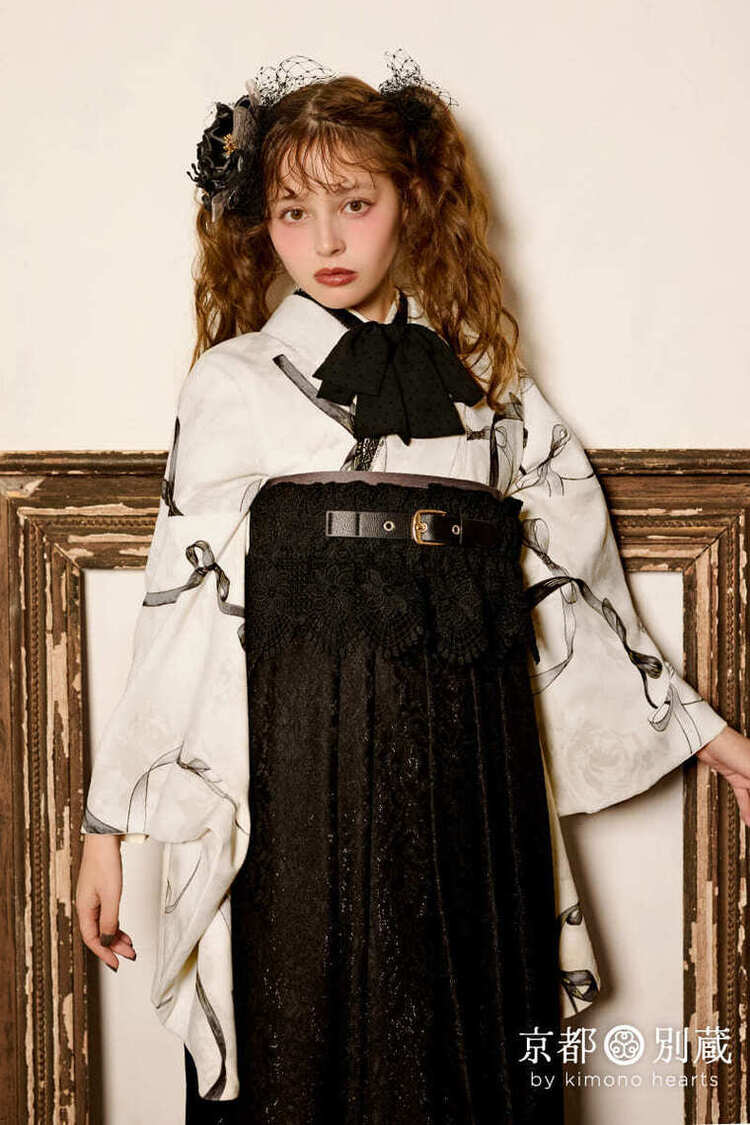 【ハカマ】HN-51：MTH-2 リボン柄の白い二尺袖とレースの黒袴のモノトーンコーデ 加藤ナナ 卒業式の袴レンタル 京都 別蔵 横浜 五条 表参道 志染庵
