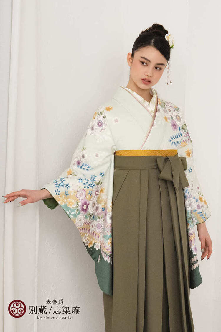 花柄の白い二尺袖にオリーブグリーンの袴　ブリッジマン遊七 【ハカマ】キモノ:N-KT4　ハカマ:NI-MZ1 卒業式の袴レンタル 別蔵  表参道 志染庵