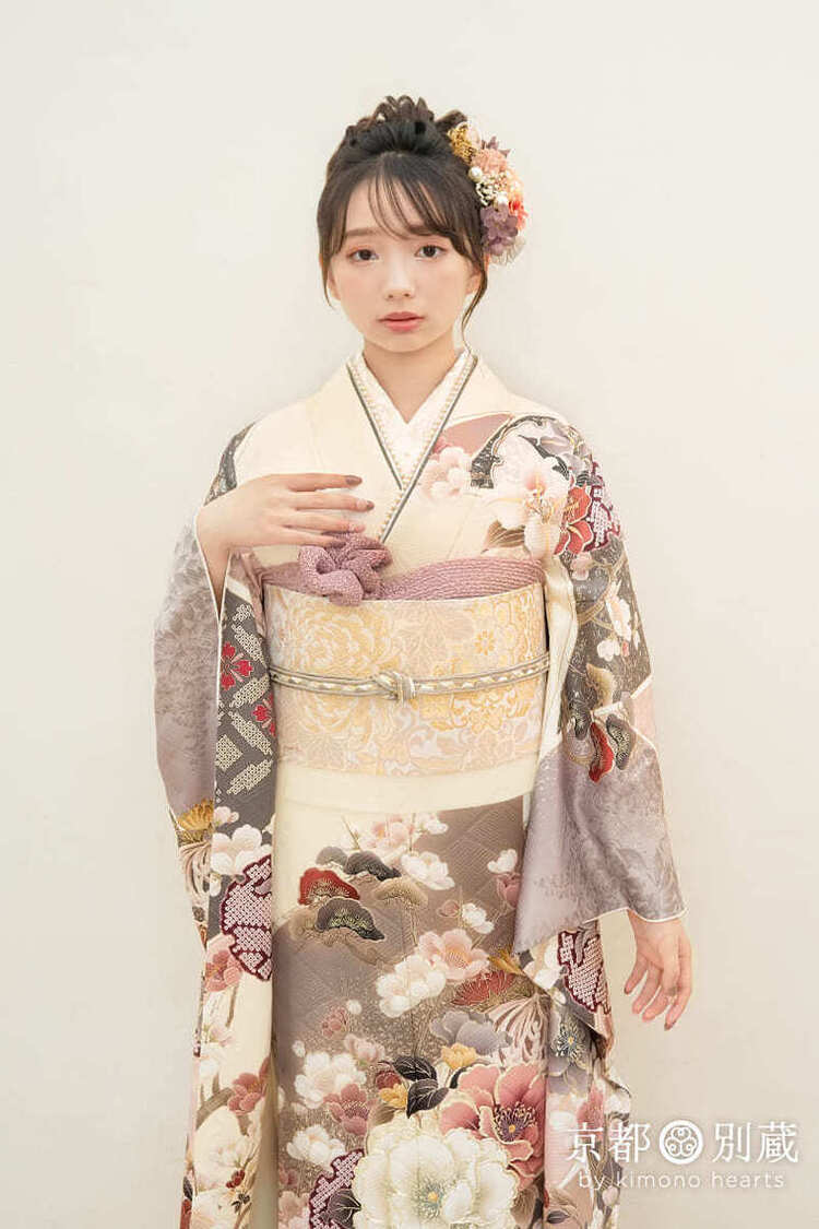 CO-144　本間愛波　牡丹　花　白　ベージュ　クリーム色　アイボリー　くすみカラー　振袖　成人の日　成人式　京都別蔵　横浜別蔵　表参道志染庵