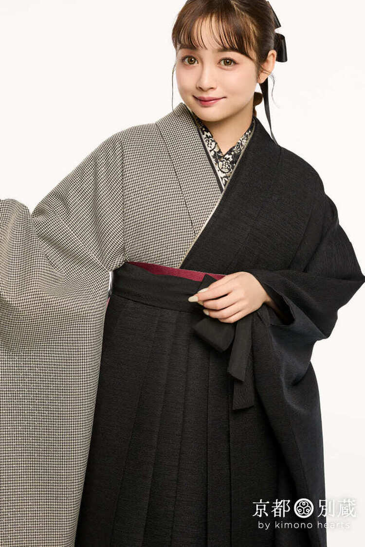 【ハカマ】黒色の無地と千鳥格子の半身仕立て振袖(KH-614)にフリル付きの黒い袴を合わせた卒業式スタイル卒業式の袴レンタル 京都 別蔵 横浜 五条 表参道 志染庵