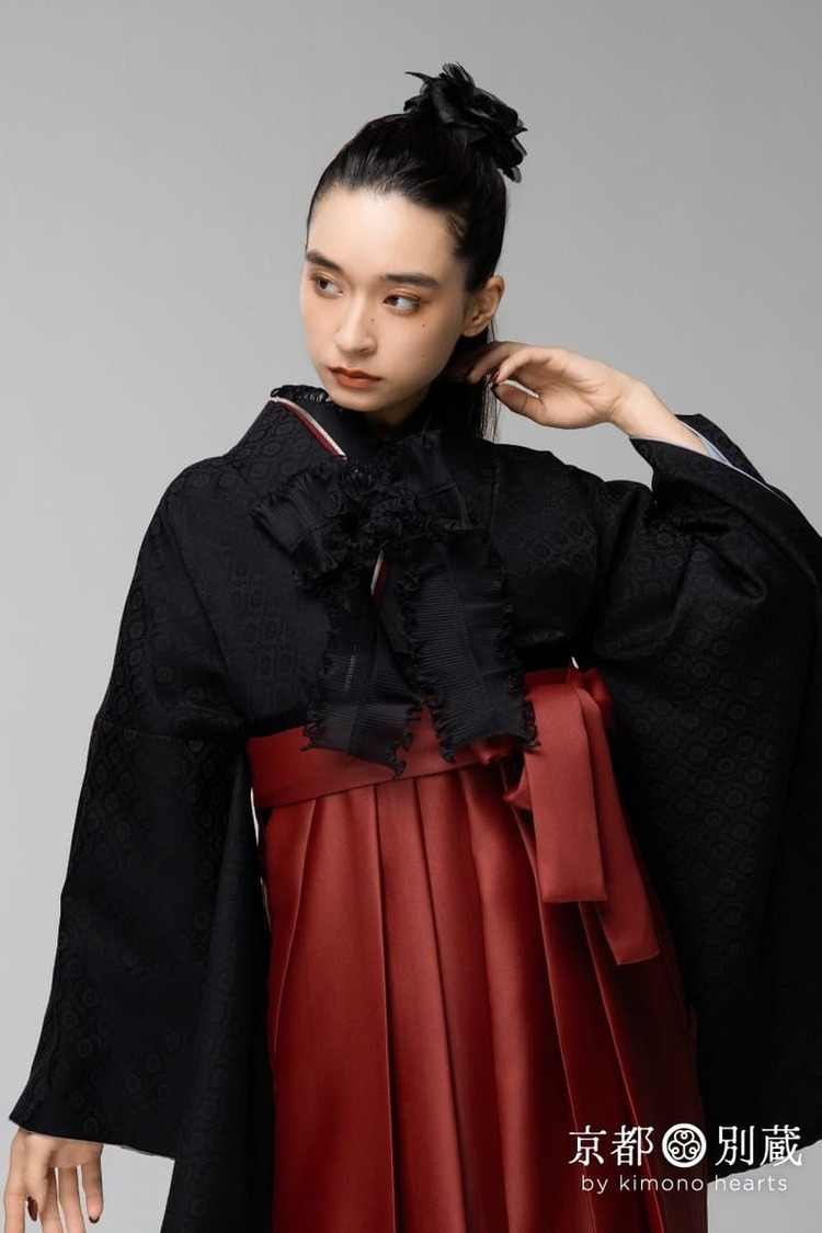 【ハカマ】黒：えんじ｜黒の二尺袖＆えんじ色の袴。洗練された印象の卒業式スタイル 弓ライカ 卒業式の袴レンタル 京都 別蔵 横浜 五条 表参道 志染庵
