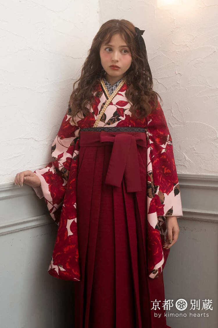 【ハカマ】NKH-138：RH-99 ピンク地に赤い薔薇が舞う二尺袖にフリル付きの赤い袴を合わせたとってもかわいい卒業式の装い 加藤ナナ 卒業式の袴レンタル 京都 別蔵 横浜 五条 表参道 志染庵