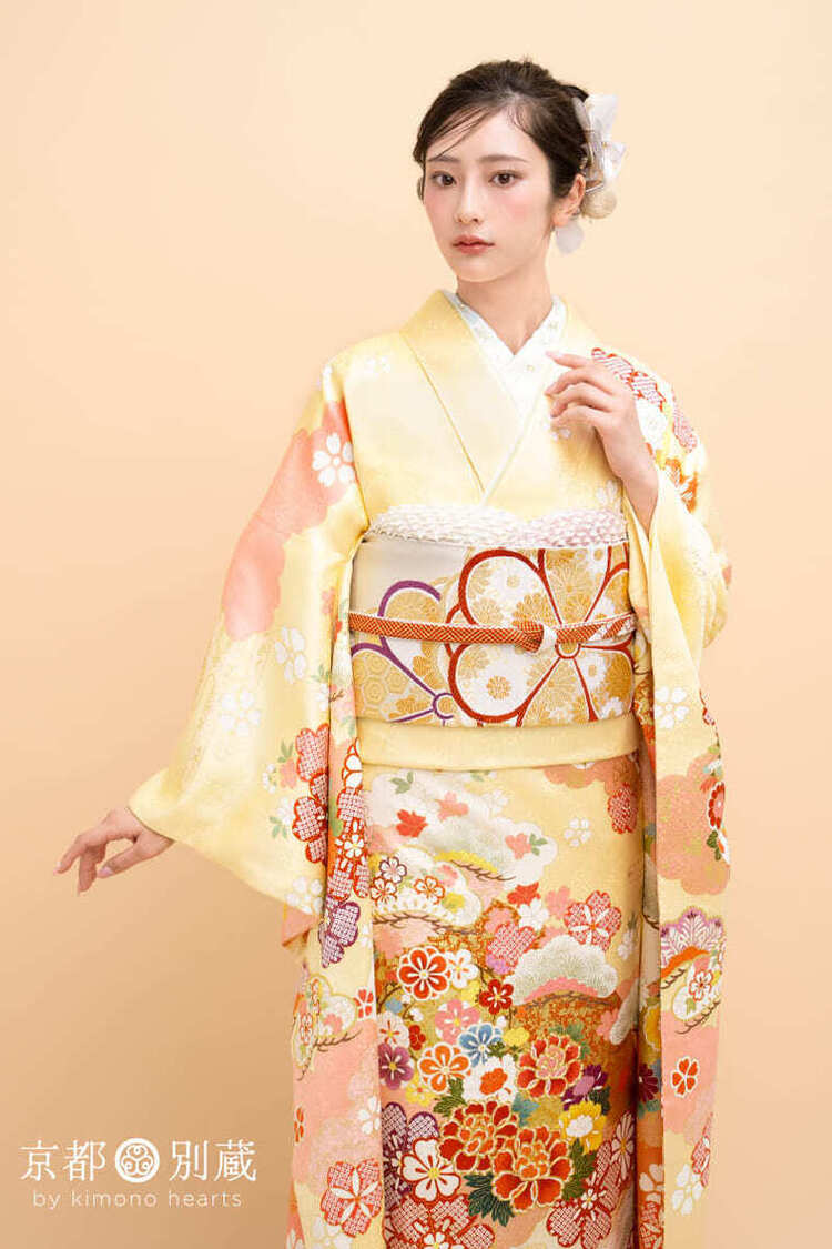 KM-1　大西陽羽 　黄色　クリーム色　淡黄色　ピンク　パステルカラー　桜　牡丹　松　菊　伝統古典　振袖　成人の日　成人式　二十歳の集い
