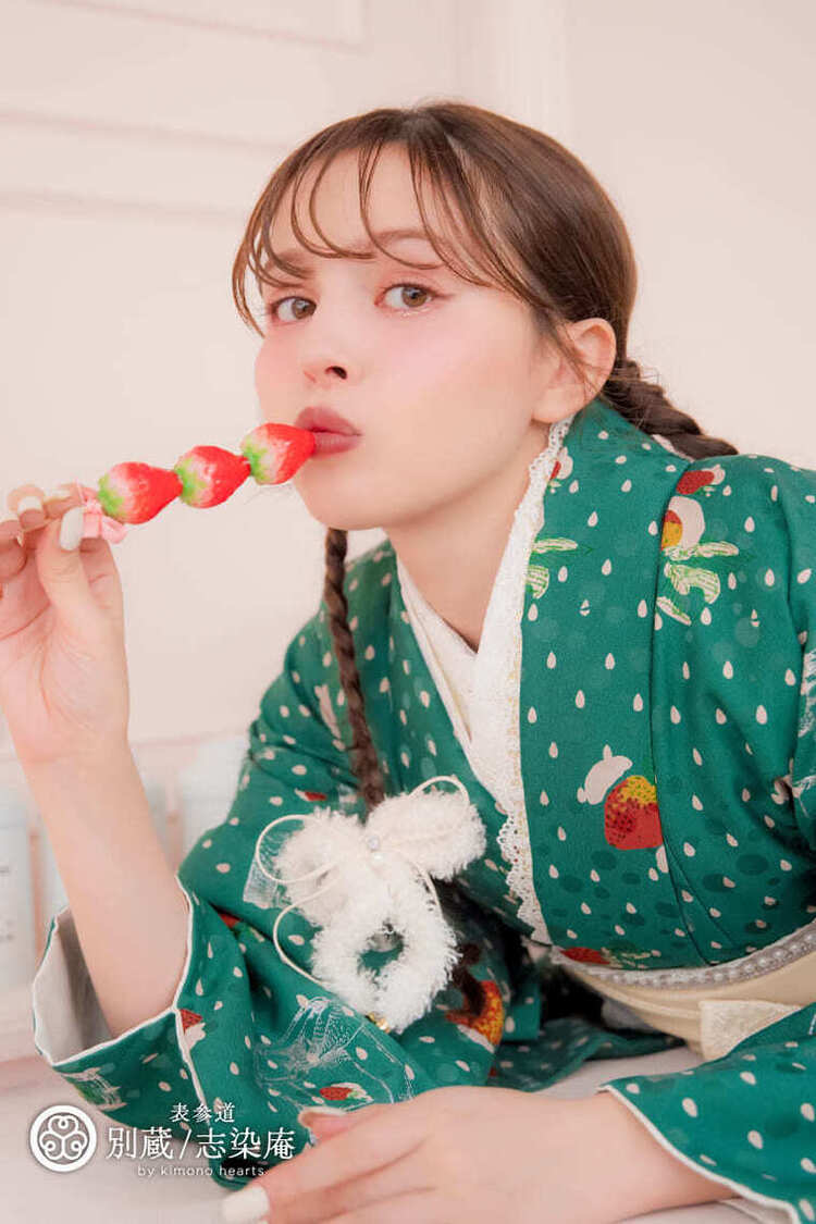いちご柄の緑の二尺袖に白の袴を合わせた可憐な卒業式のコーデ 加藤ナナ 【ハカマ】キモノ:NKH-394　ハカマ:MTH-3 卒業式の袴レンタル 別蔵  表参道 志染庵