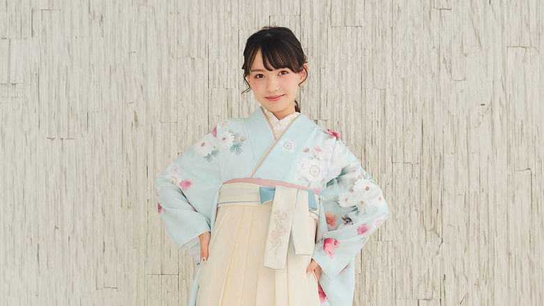 卒業式におすすめの振袖と袴を着た河村ここあさんの画像